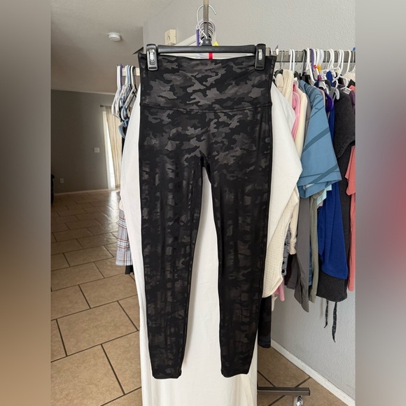 SPANX Faux Leather Camo Leggings Matte Black Camo Size Large - Picture 5 of 14